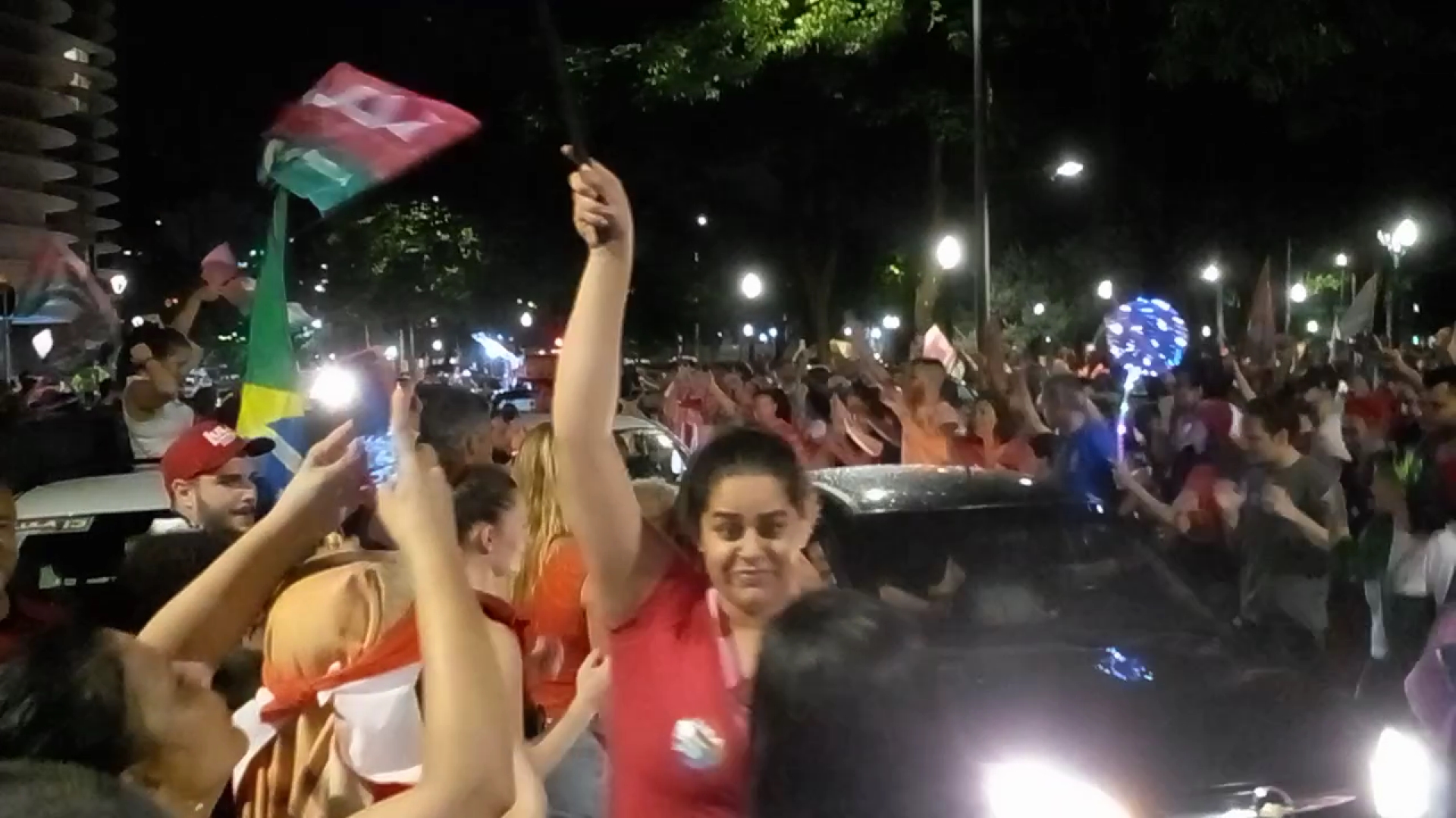 FERVEÇÃO Eleitores celebram a vitória de Lula em BH